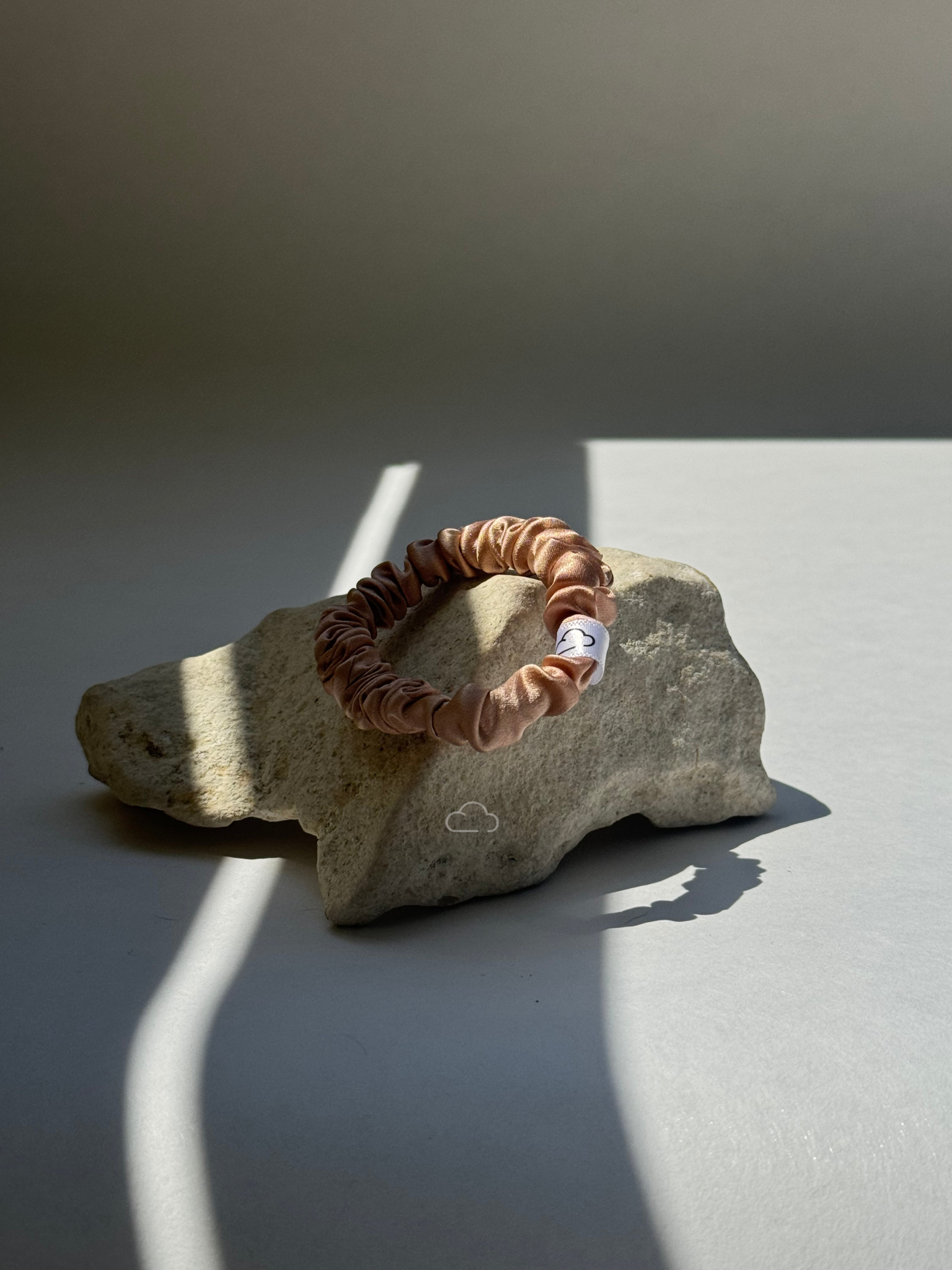 NUAGE. Hedvábná Scrunchie - Sleek