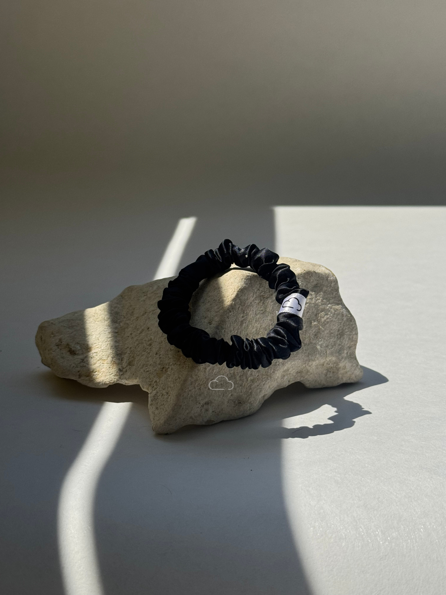 NUAGE. Hedvábná Scrunchie - Sleek