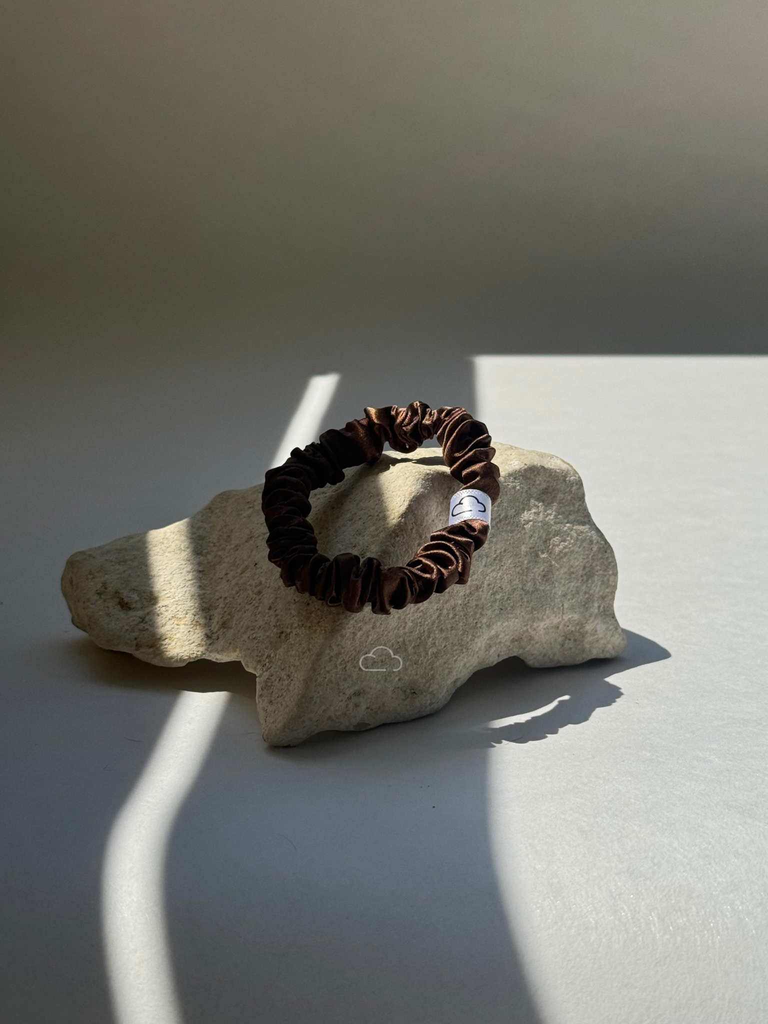 NUAGE. Hedvábná Scrunchie - Sleek