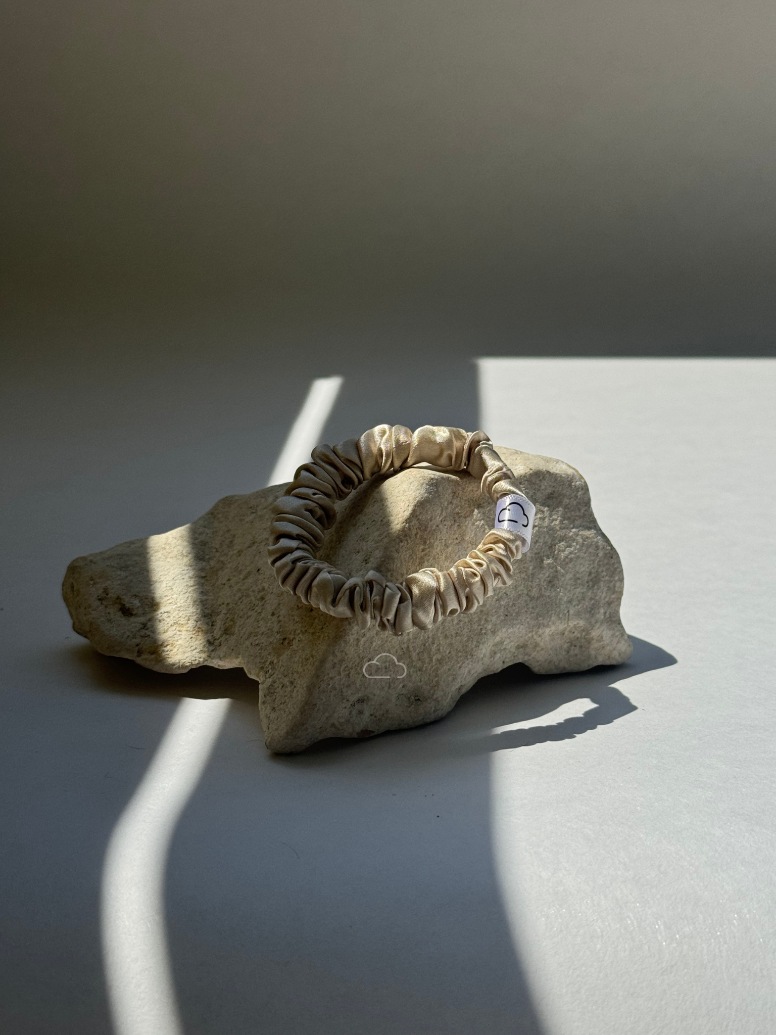 NUAGE. Hedvábná Scrunchie - Sleek